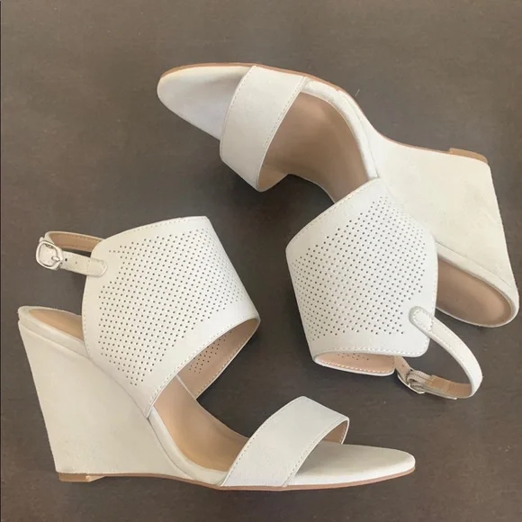 NWOT HALSTON Stone / Gray Wedge Sandals with Textured Straps and Ankle Buckle. - Picture 2 of 9